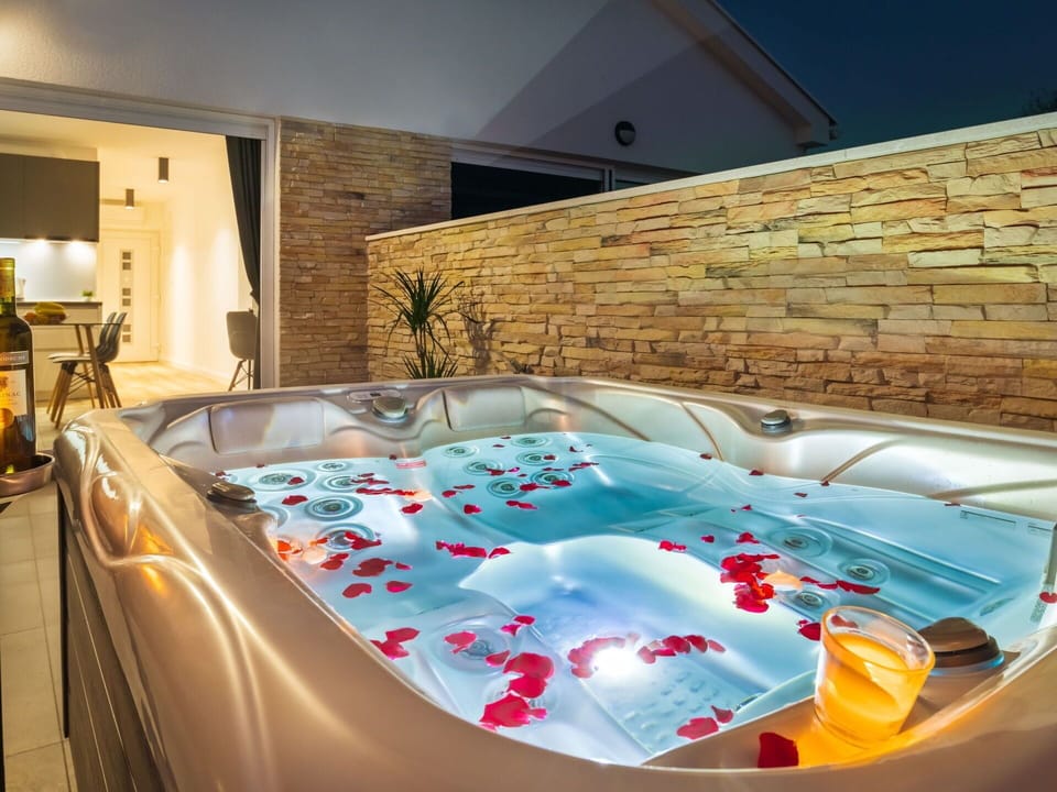 Water, Light, Azure, Architecture, Interior Design, Wood, Floor, Flooring, Wall, Leisure