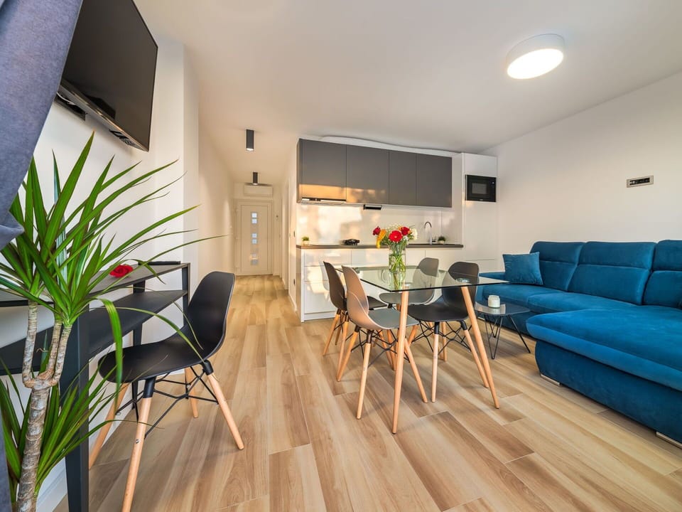 Table, Plant, Furniture, Property, Chair, Couch, Houseplant, Wood, Interior Design, Flower