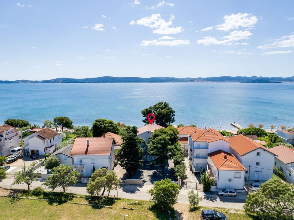 Water, Sky, Cloud, Plant, Daytime, Building, Blue, Nature, Tree, House