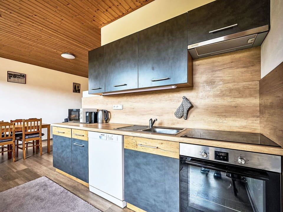 Countertop, Cabinetry, Furniture, Property, Building, Kitchen Stove, Kitchen, Kitchen Appliance, Tap, Kitchen Sink