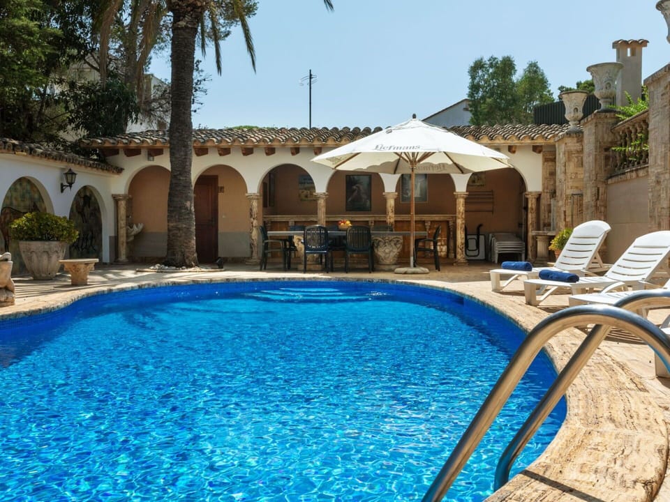 Water, Property, Plant, Azure, Swimming Pool, Sky, Shade, Body Of Water, Tree, Umbrella