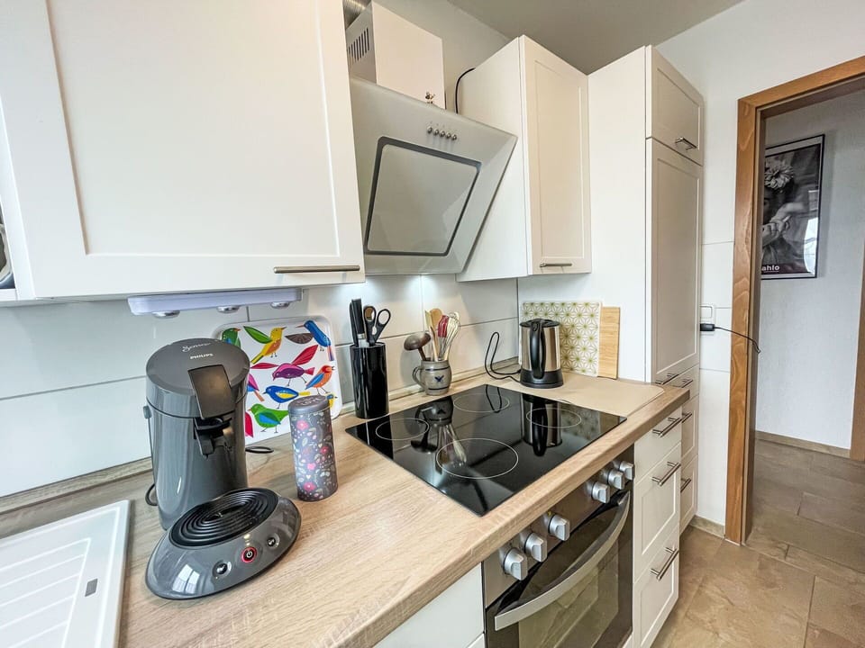 Cabinetry, Countertop, Property, Kitchen, Kitchen Appliance, Home Appliance, Building, Computer Desk, Interior Design, Drawer