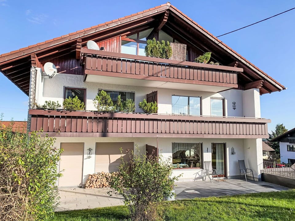 Sky, Plant, Building, Property, Window, House, Porch, Cottage, Residential Area, Real Estate