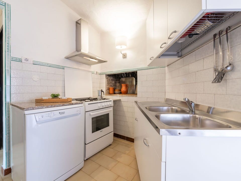 Cabinetry, Kitchen Sink, Countertop, Tap, Property, Sink, Building, Kitchen, Kitchen Stove, Plumbing Fixture