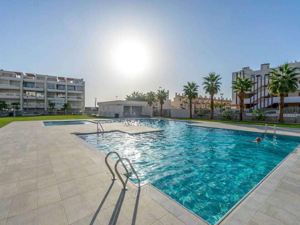 Water, Sky, Daytime, Plant, Building, Window, Swimming Pool, Tree, Residential Area, Condominium