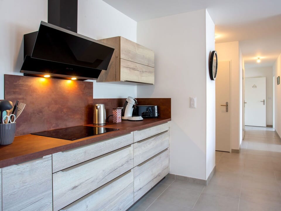 Property, Countertop, Cabinetry, Wood, Interior Design, Kitchen Appliance, Kitchen, Flooring, Material Property, Hardwood