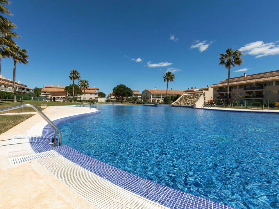 Water, Sky, Cloud, Swimming Pool, Building, Azure, Plant, Tree, House, Leisure