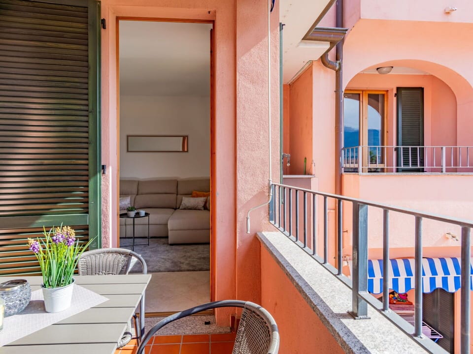Property, Plant, Orange, Wood, Flowerpot, Interior Design, Houseplant, Architecture, Building, Door