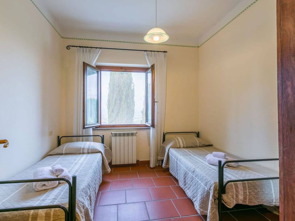 Property, Window, Textile, Building, Shade, Interior Design, Wood, Floor, Bed Frame