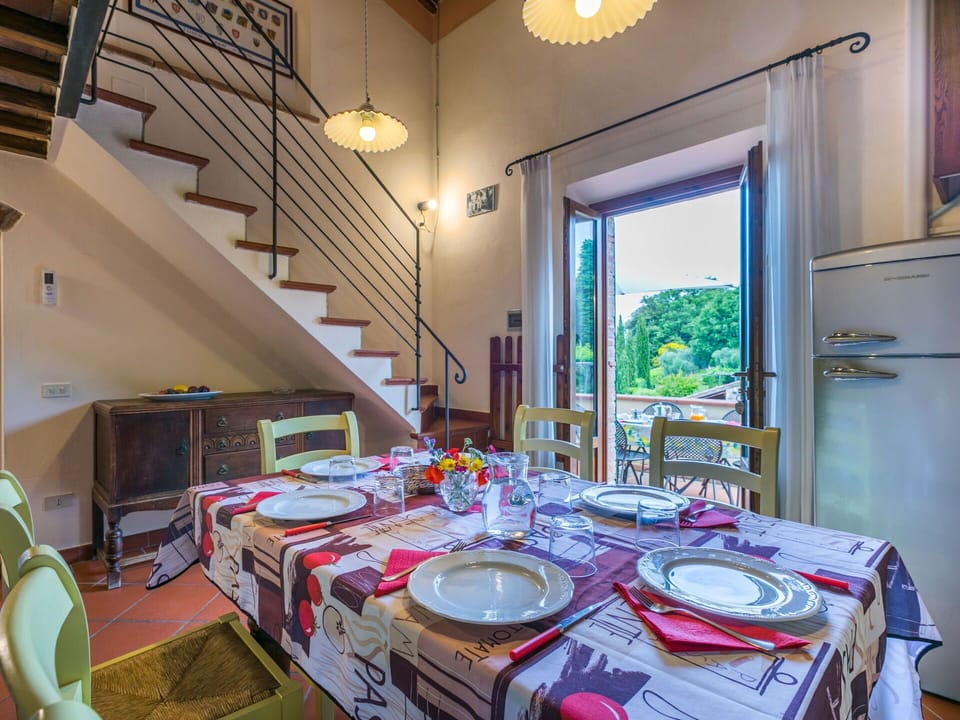 Table, Property, Furniture, Tableware, Plant, Chair, Building, Interior Design, Lighting, Dishware