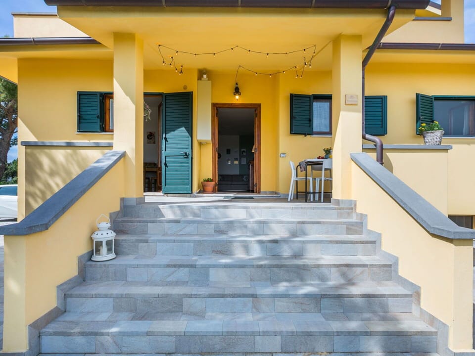 Property, Plant, Building, Stairs, Door, Shade, Architecture, Window, Porch, Residential Area