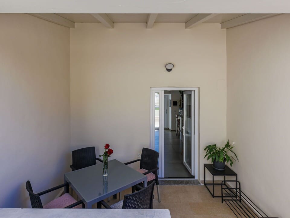 Furniture, Property, Table, Houseplant, Desk, Couch, Chair, Interior Design, Flooring, Floor
