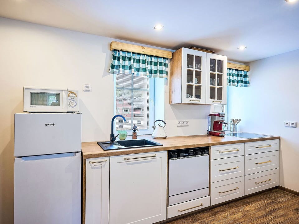 Cabinetry, Property, Kitchen Sink, Sink, Countertop, Window, Kitchen, Drawer, Interior Design, Wood