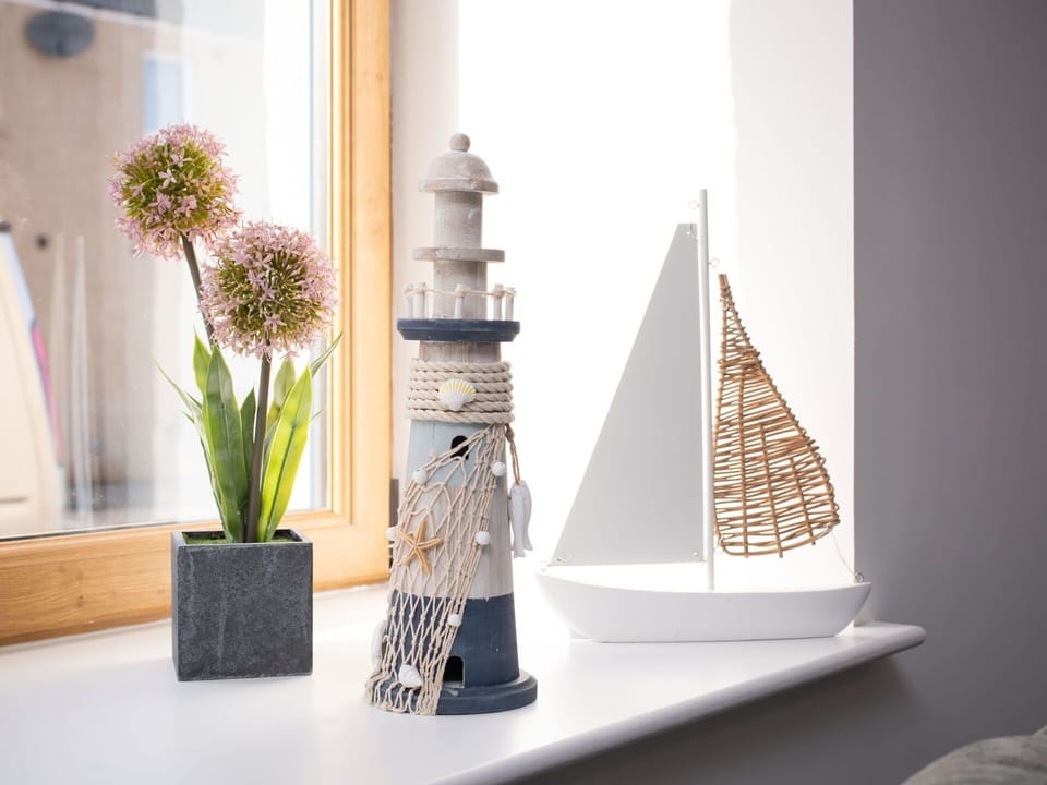 Property, Flower, Plant, Wood, Vase, Interior Design, Architecture, Flowerpot, Rectangle, Wall