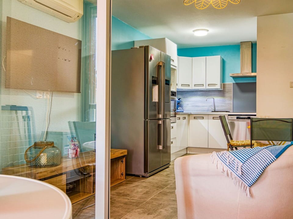 Furniture, Property, Cabinetry, Azure, Building, Interior Design, Wood, Architecture, Comfort, Floor