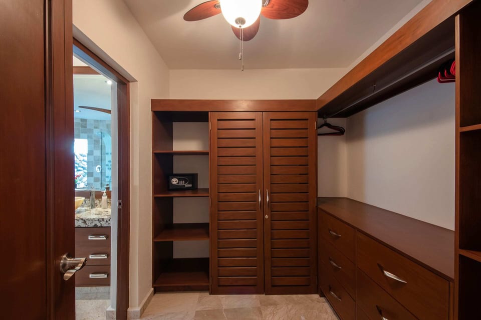 Super spacious walk-in closet