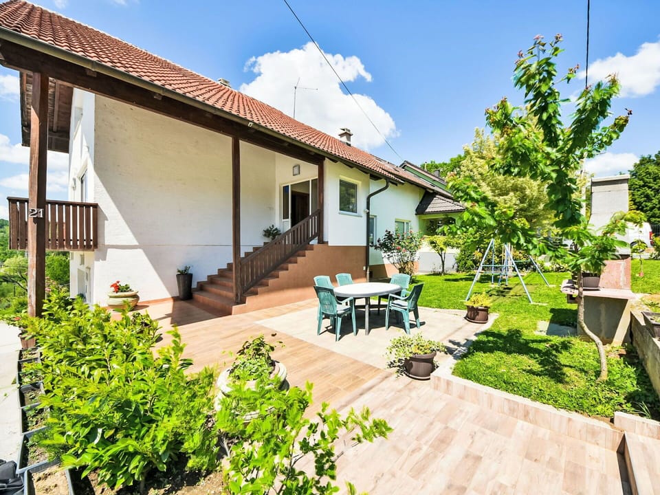 Plant, Cloud, Sky, Property, Building, Shade, Urban Design, Land Lot, Table, Tree