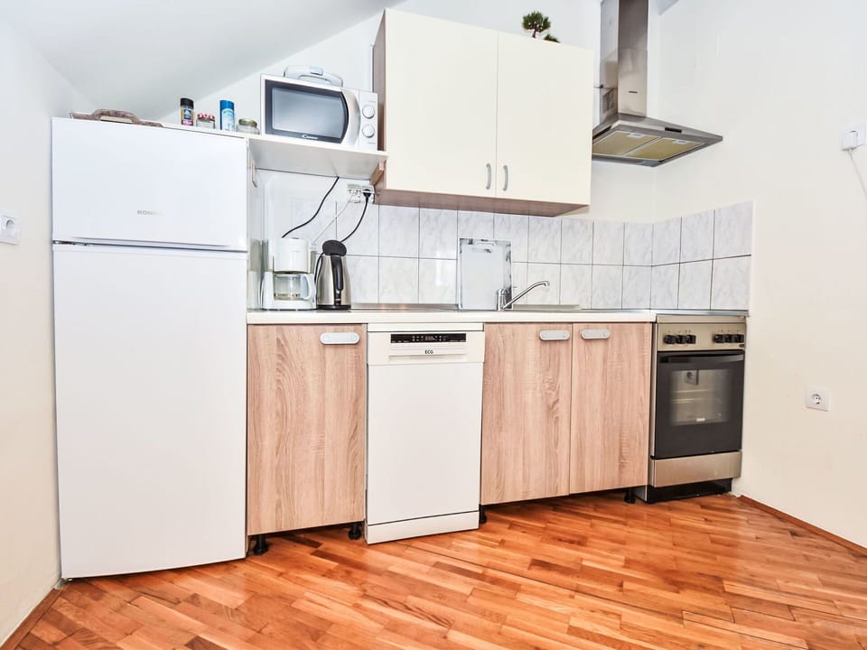 Cabinetry, Property, Countertop, Building, Kitchen Sink, Kitchen Stove, Kitchen Appliance, Kitchen, Drawer, Sink