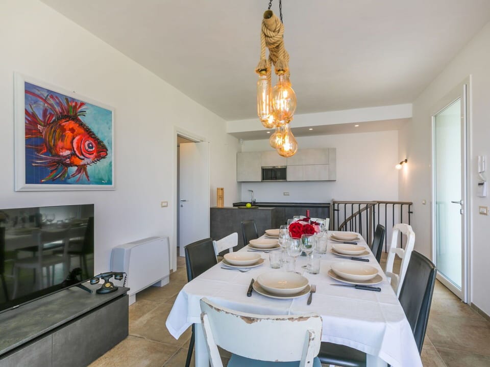 Table, Property, Furniture, Picture Frame, Building, Chair, Interior Design, Architecture, Kitchen & Dining Room Table, Tableware
