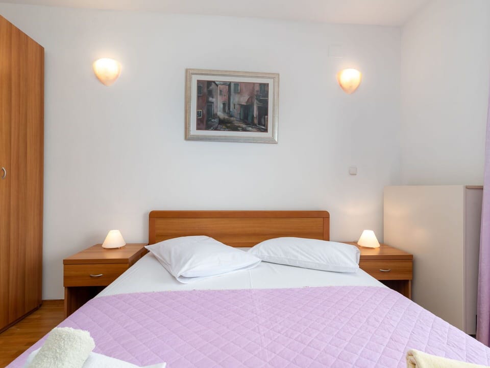 Furniture, Property, Building, Comfort, Wood, Bed Frame, Lighting, Interior Design, Architecture, Floor