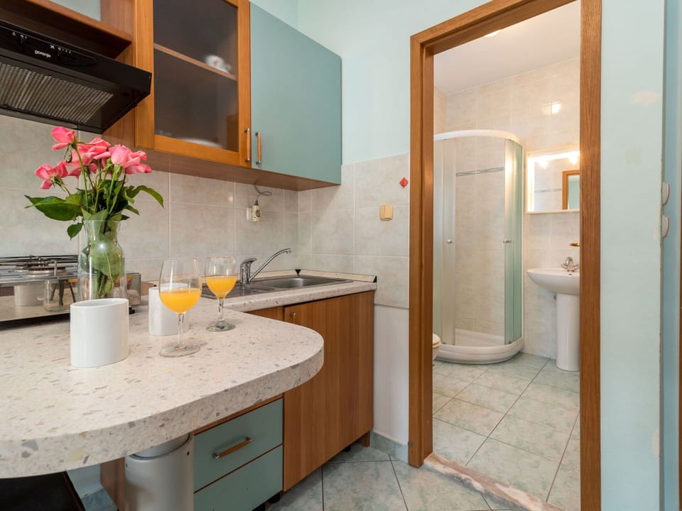 Cabinetry, Tap, Sink, Building, Property, Plumbing Fixture, Mirror, Plant, Countertop, Flower