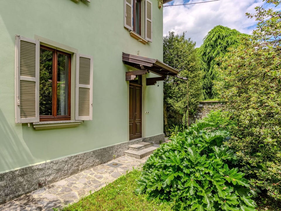 Building, Property, Plant, Window, Land Lot, Architecture, Grass, House, Residential Area