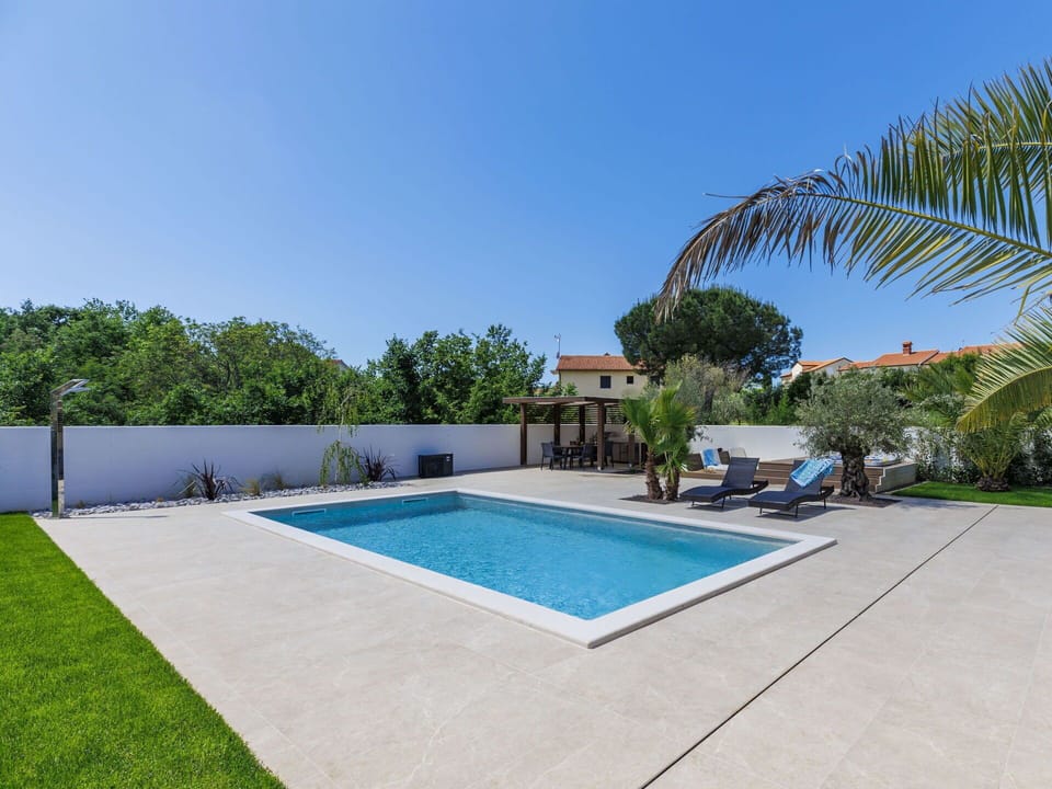 Sky, Plant, Tree, Swimming Pool, Building, Rectangle, Shade, Leisure, Grass, Flooring