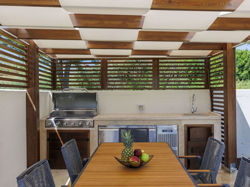 Table, Property, Furniture, Building, Plant, Houseplant, Wood, Tableware, Window Blind, Desk