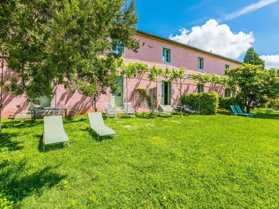 Plant, Cloud, Sky, Building, Green, Tree, Natural Landscape, Land Lot, Grass, House