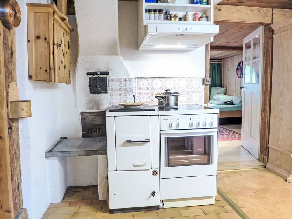 Cabinetry, Property, Countertop, Kitchen Appliance, Kitchen Stove, Kitchen, Building, Wood, Home Appliance, Interior Design