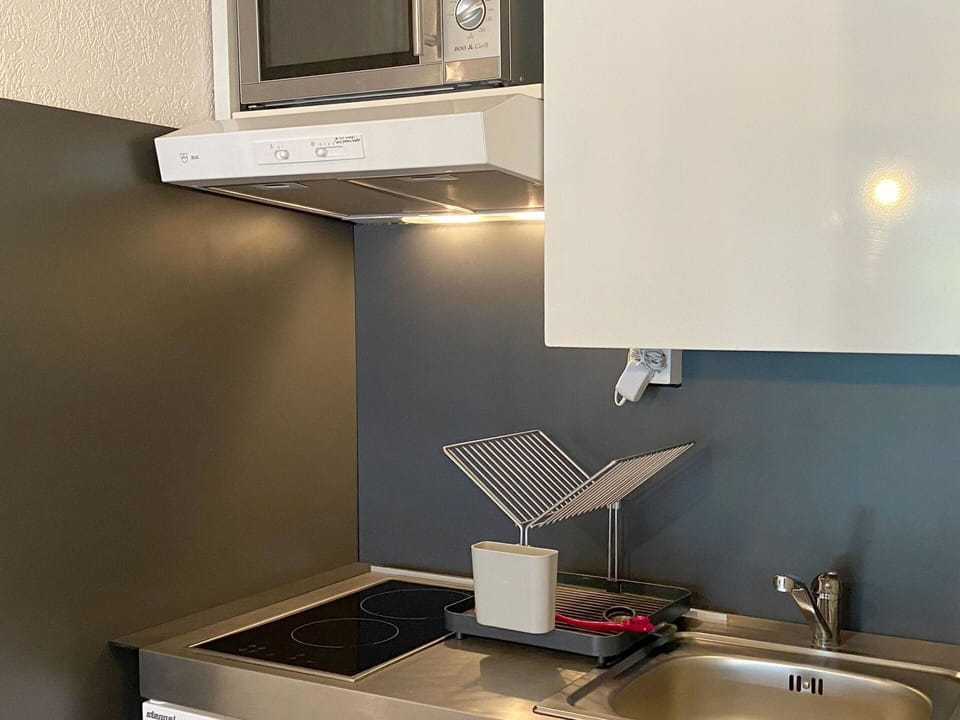 Kitchen Sink, Property, Tap, Sink, White, Plumbing Fixture, Product, Countertop, Lighting, Interior Design