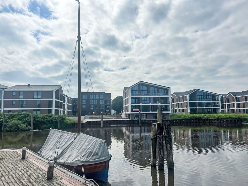 Cloud, Water, Sky, Building, Watercraft, Lake, Boat, Urban Design, City, Vehicle