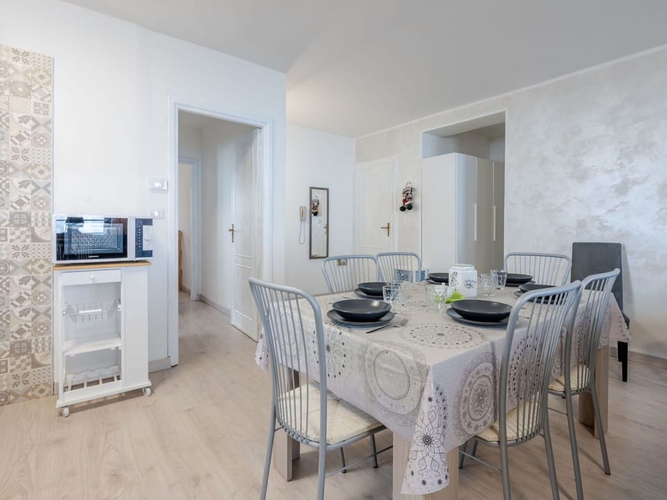 Table, Furniture, Property, Building, Wood, Interior Design, Flooring, Floor, Chair