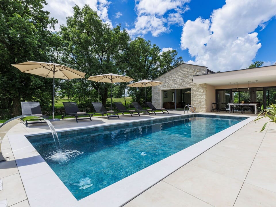 Water, Cloud, Plant, Sky, Swimming Pool, Building, Tree, Shade, Architecture, Outdoor Furniture