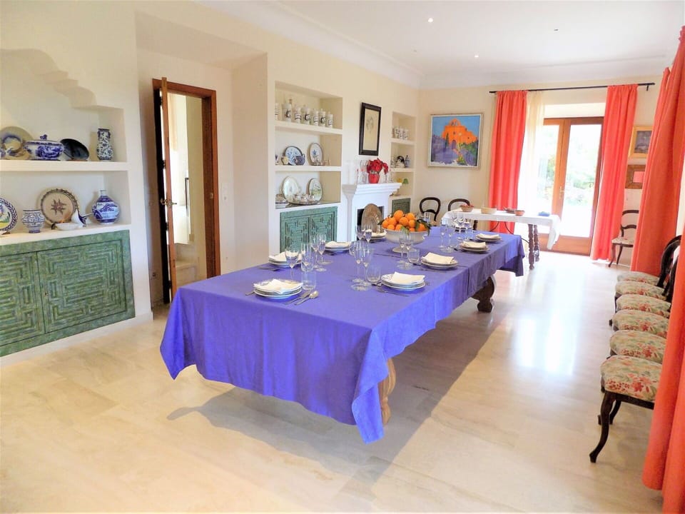 Table, Furniture, Decoration, Picture Frame, Tablecloth, Building, Interior Design, Chair, House, Floor
