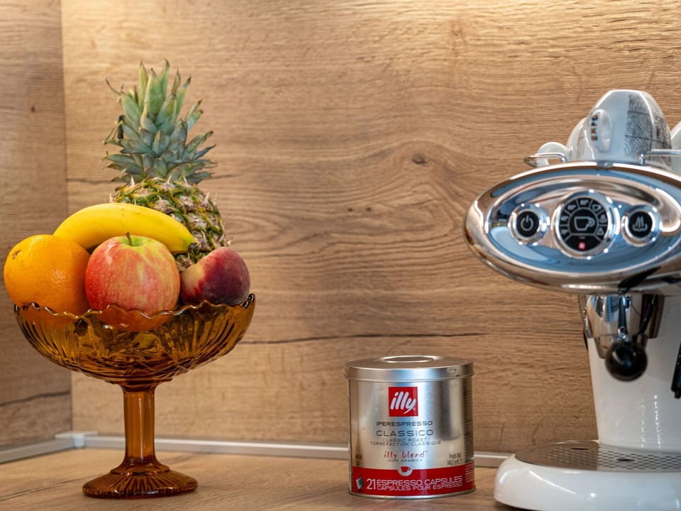 Food, Tableware, Drinkware, Table, Wood, Automotive Tire, Serveware, Ingredient