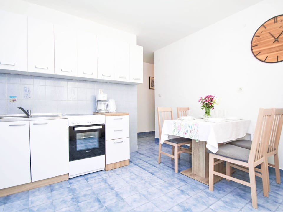 Cabinetry, Furniture, Flower, Countertop, Building, Table, Kitchen Stove, Interior Design, Kitchen Appliance, Lighting