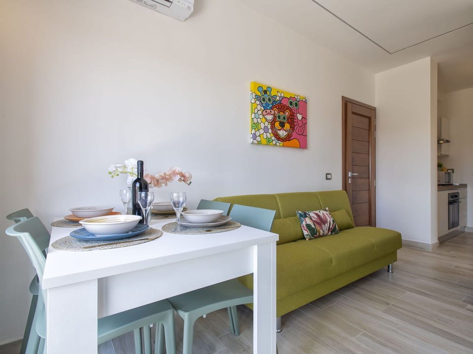 Table, Furniture, Property, Building, Couch, Interior Design, House, Picture Frame, Tableware, Comfort