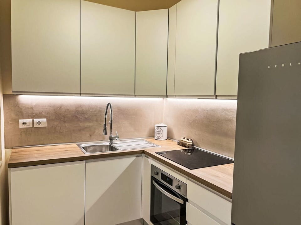 Kitchen Appliance, Kitchen, Major Appliance, Countertop, Wood, Flooring, Interior Design, Home Appliance, Cabinetry, Furniture