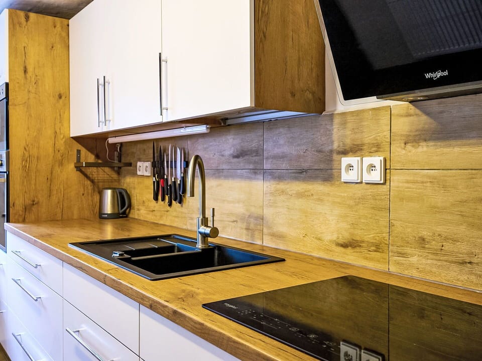 Tap, Kitchen Sink, Cabinetry, Countertop, Sink, Property, Plumbing Fixture, Building, Kitchen Stove, Wood