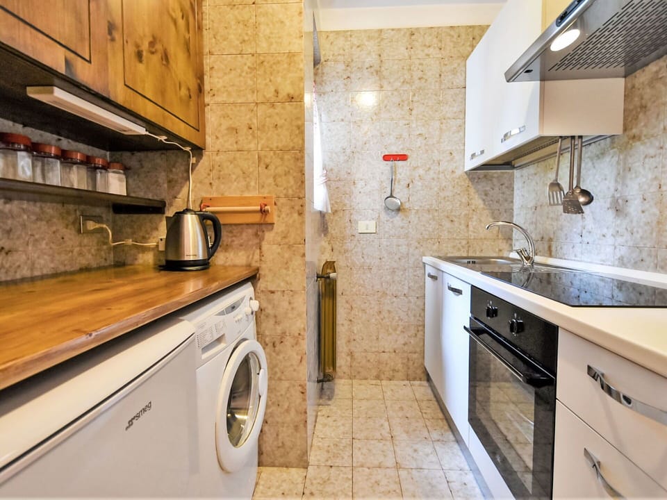 Cabinetry, Kitchen Sink, Countertop, Property, Sink, Tap, Kitchen Stove, Kitchen, Wood, Interior Design