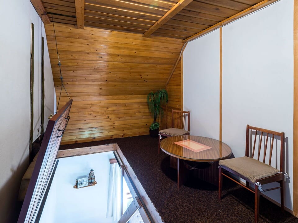Furniture, Plant, Table, Building, Wood, Interior Design, Floor, Flowerpot, Flooring, Wood Stain