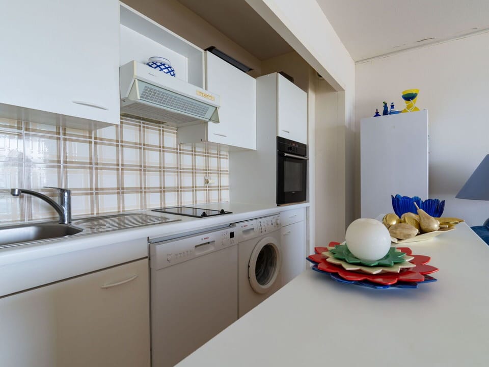 Cabinetry, Kitchen Sink, Countertop, Sink, Interior Design, Tap, Kitchen, Floor, Home Appliance, Flooring