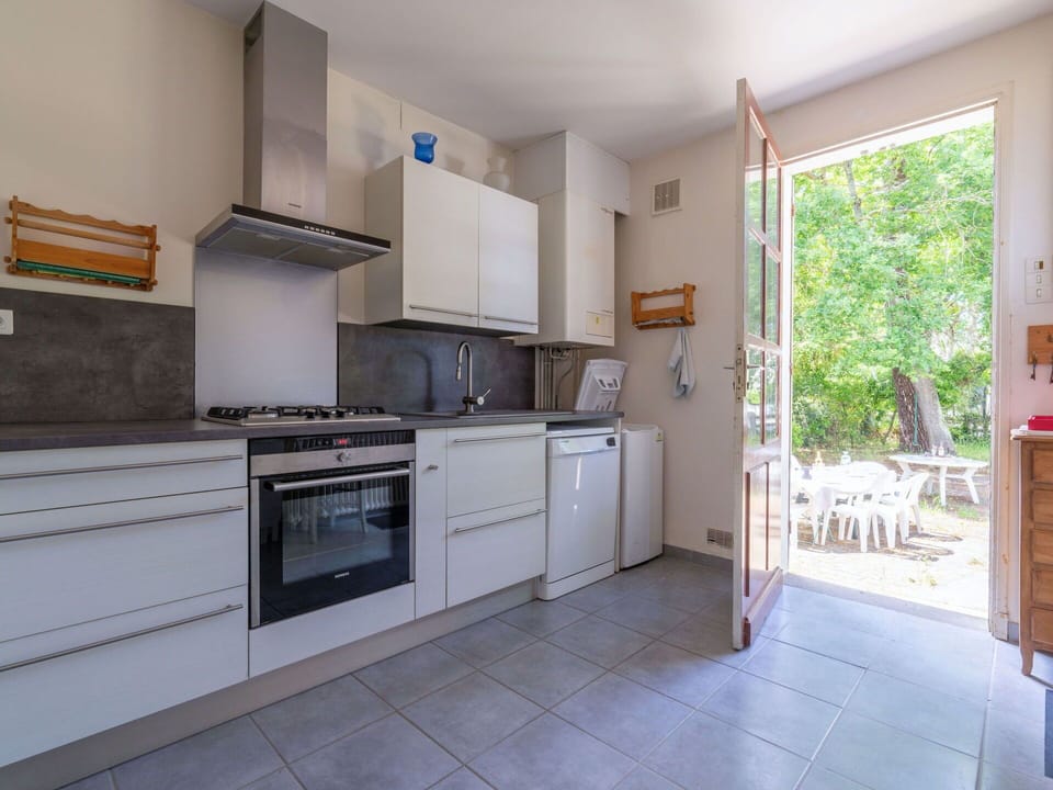 Cabinetry, Property, Countertop, Building, Kitchen Appliance, Kitchen Stove, Wood, Home Appliance, Interior Design, Kitchen