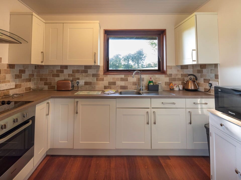 Brown, Countertop, Cabinetry, Property, Kitchen Sink, White, Building, Sink, Kitchen, Window