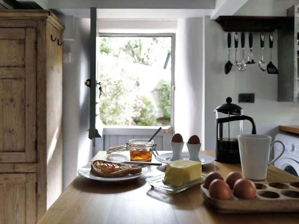 Food, Tableware, Property, Cabinetry, Table, Dishware, Countertop, Kitchen, Wood, Plate