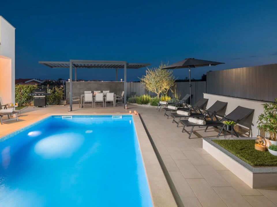 Water, Plant, Swimming Pool, Sky, Building, Shade, Outdoor Furniture, Condominium, House, Chair