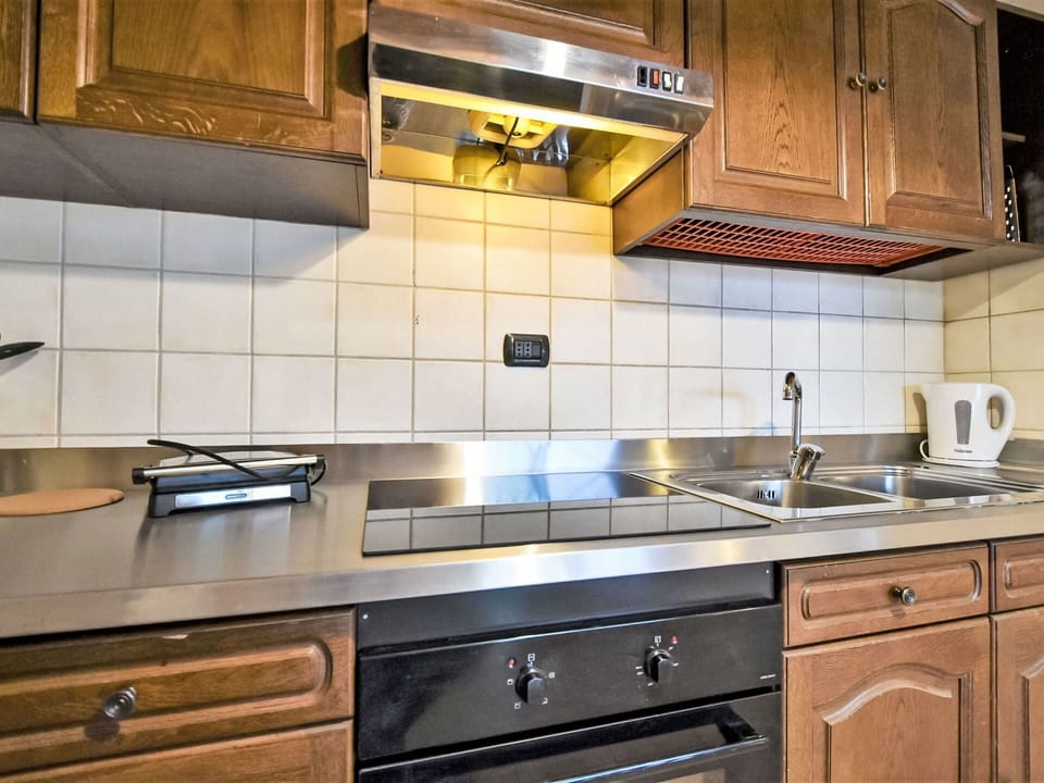 Brown, Cabinetry, Countertop, Property, Kitchen Sink, Kitchen, Kitchen Stove, Building, Sink, Wood