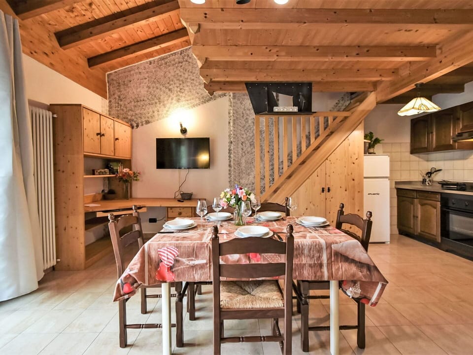 Table, Furniture, Property, Building, Chair, Wood, Interior Design, Floor, Flooring, Hardwood