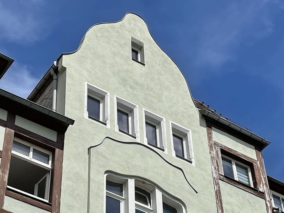 Sky, Window, Building, Cloud, Neighbourhood, Residential Area, Material Property, Real Estate, Roof